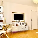 Tour Eiffel studio apartment